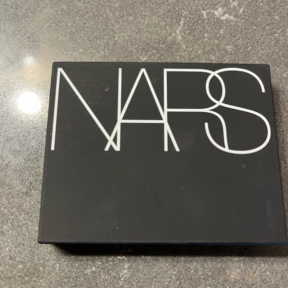 NARS eyeshadow palette in hibiscus - Picture 2 of 2